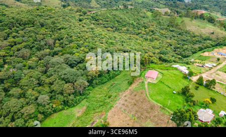Splendida vista aerea con vegetazione vivace e terreni agricoli vicino a Popayán, Cauca, Colombia, che mette in risalto la bellezza naturale della regione. Foto Stock