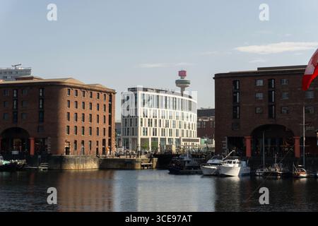 Liverpool Hilton e radio City Tower dal Royal Albert Dock Foto Stock