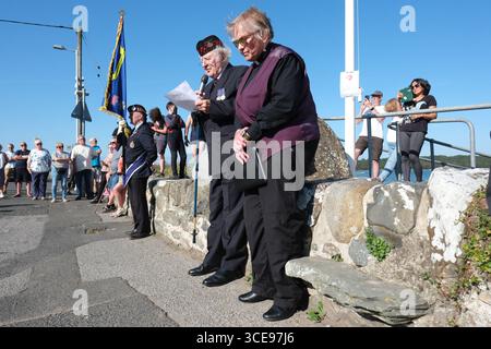 Garlieston, Wigtownshire, Scozia, Regno Unito - sabato 16 agosto 2025 - Veterans and Army Cadets sfilano in un servizio commemorativo tenutosi a Garlieston per commemorare il 80° anniversario del VJ Day che concluse i combattimenti della seconda guerra mondiale - il villaggio di Garlieston è stato utilizzato durante la seconda guerra mondiale per i processi segreti del porto galleggiante di Mulberry in seguito utilizzato durante lo sbarco del D-Day del giugno 1944. Foto Steven May / Alamy Live News Foto Stock