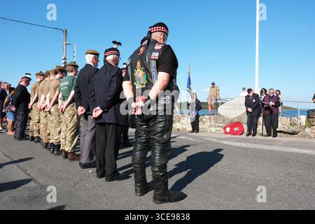 Garlieston, Wigtownshire, Scozia, Regno Unito - sabato 16 agosto 2025 - Veterans and Army Cadets sfilano in un servizio commemorativo tenutosi a Garlieston per commemorare il 80° anniversario del VJ Day che concluse i combattimenti della seconda guerra mondiale - il villaggio di Garlieston è stato utilizzato durante la seconda guerra mondiale per i processi segreti del porto galleggiante di Mulberry in seguito utilizzato durante lo sbarco del D-Day del giugno 1944. Foto Steven May / Alamy Live News Foto Stock