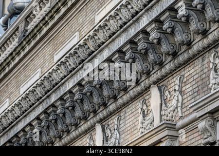 Seattle, Washington - 12 luglio 2015: Cornici ornate su un edificio storico di Seattle Foto Stock