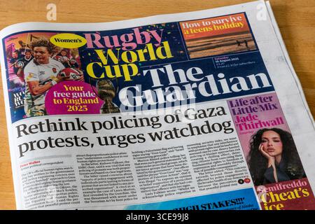 16 agosto 2025. Il titolo in prima pagina del Guardian è ripensare la polizia delle proteste di Gaza, sollecita il cane da guardia. Foto Stock