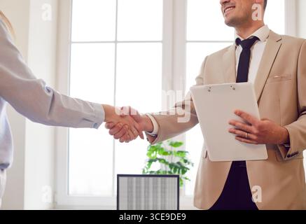 Persone aziendali sicure e diversificate che stringono la mano in ufficio da vicino, il cliente stringe la mano Foto Stock