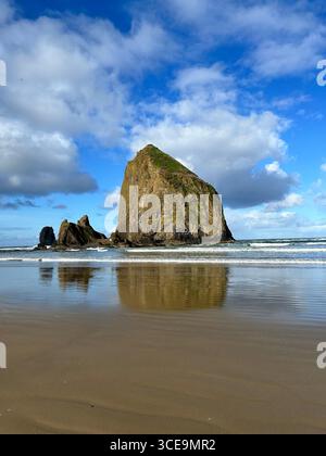 Haystack Rock, Cannon Beach, OR, 2024 aprile Foto Stock
