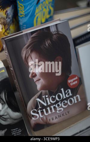 Glasgow, Regno Unito, 16 agosto 2025. ÔFranklyÕ, la nuova autobiografia di Nicola Sturgeon, ScotlandÕs ex primo ministro, in vendita in una vetrina, Glasgow, Scozia, 16 agosto 2025. Foto Stock
