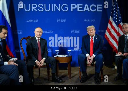 Il presidente Donald J. Trump incontra il presidente russo Vladimir Putin durante i colloqui bilaterali in occasione del vertice sulla pace in Alaska, 2025. I leader hanno tenuto discussioni incentrate sulla diplomazia internazionale, la sicurezza e la cooperazione globale. Per gentile concessione della Casa Bianca. Foto Stock