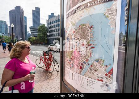 Donna che guarda la mappa del centro di Boston, la contea di Suffolk, Massachusetts, STATI UNITI D'AMERICA Foto Stock