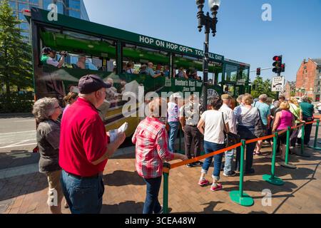 Le persone in piedi in linea per la Old Town Trolley Tours, Boston, contea di Suffolk, Massachusetts, STATI UNITI D'AMERICA Foto Stock