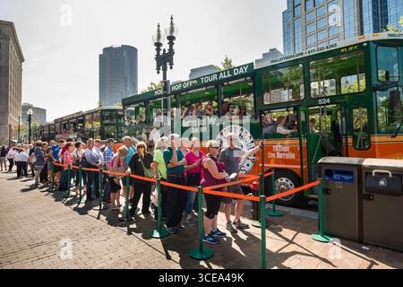 Le persone in piedi in linea per la Old Town Trolley Tours, Boston, contea di Suffolk, Massachusetts, STATI UNITI D'AMERICA Foto Stock