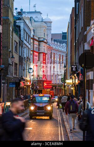 Neon rosso segno per il Mulino Night Club sulla Grande Mulino a Vento Street, Soho, City of Westminster, Londra, Inghilterra, Regno Unito Foto Stock