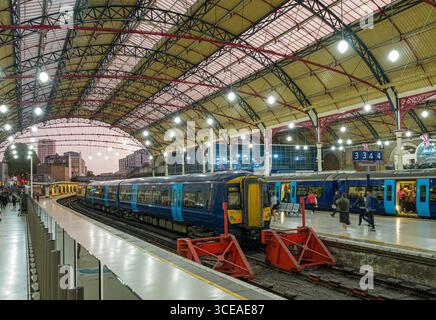 La British Rail Class 375 Electric Multiple Unit treno costruito da Bombardier Transportation nella stazione di Victoria, City of Westminster, Londra, Inghilterra, unità Foto Stock