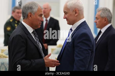 Mosca, Russia. 16 agosto 2025. Il presidente della Duma di Stato russa Vyacheslav Volodin, a sinistra, e il ministro della difesa Andrei Belousov, a destra, parlano prima di un briefing post Summit presieduto dal presidente Vladimir Putin, al Cremlino, 16 agosto 2025 a Mosca, Russia. Putin è riuscito a non compromettere l'Ucraina, considerata una vittoria durante il vertice USA-Russia in Alaska. Crediti: Vyacheslav Prokofyev/piscina del Cremlino/Alamy Live News Foto Stock