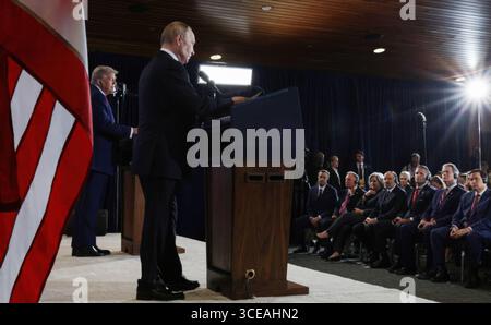 Ancoraggio, Stati Uniti. 15 agosto 2025. Il presidente russo Vladimir Putin, a destra, e il presidente degli Stati Uniti Donald Trump, a sinistra, durante una conferenza stampa congiunta dopo il loro Summit Meeting alla Joint base Elmendorf-Richardson, 15 agosto 2025 ad Anchorage, Alaska, USA. Crediti: Gavriil Grigorov/piscina del Cremlino/Alamy Live News Foto Stock