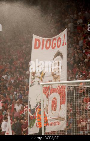 I tifosi del Liverpool svelano uno striscione che celebra Diego Jota durante la partita di Premier League tra Liverpool e Bournemouth ad Anfield, Liverpool, venerdì 15 agosto 2025. (Foto: Steven Halliwell | mi News) crediti: MI News & Sport /Alamy Live News Foto Stock