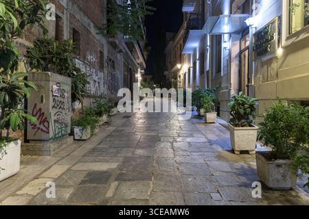Strada stretta di notte con graffiti e piante, Atene, Grecia Foto Stock