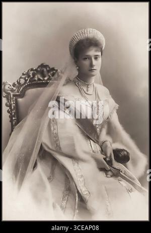 L'imperatrice Alexandra Feodorovna di Russia (Alix d'Assia), consorte dell'imperatore Nicola II, nella foto del 1899. Nata principessa Alix d'Assia e del Reno, sposò Nicola II nel 1894 e divenne l'ultima imperatrice dell'Impero russo. Nota per la sua profonda devozione alla sua famiglia e il suo ruolo influente nella vita di corte, il regno di Alessandra coincise con significativi sconvolgimenti politici e sociali in Russia. Questo ritratto riflette l'eleganza e lo stile formale della ritrattistica fotografica russa imperiale della fine del XIX secolo". Foto Stock