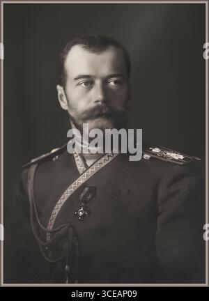 Imperatore Nicola II di Russia (1868–1918), noto anche come zar Nicola II, sovrano dell'Impero russo dal 1894 al 1917. Questa fotografia, intorno al 1915, lo raffigura durante i turbolenti anni della prima guerra mondiale, quando l'Impero russo affrontò sfide militari, disordini sociali e pressioni politiche che sarebbero culminate nella rivoluzione russa. Nicola II fu l'ultimo monarca della dinastia Romanov, e il suo regno è ricordato sia per la grandezza imperiale che per le profonde trasformazioni che terminarono secoli di dominio autocratico in Russia". Foto Stock