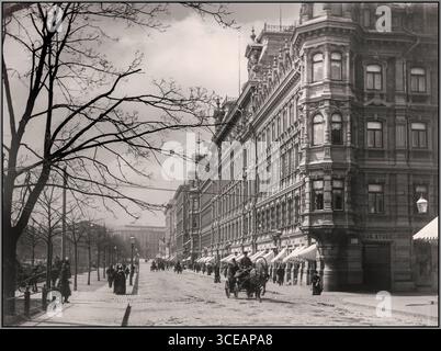 ESPLANADE finlandese di Helsinki vintage 1898 con carrello trainato da cavalli Daniel Nybliin fotografo Helsingfors. North Esplanade a Helsinki, Finlandia, probabilmente presa alla fine del XIX secolo. È la strada principale di Helsinki, conosciuta per i suoi edifici eleganti e la vivace vita cittadina durante quell'epoca. Foto Stock