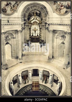 TOMBA NAPOLEANS Vintage Parigi anni '1900 tomba di Napoleone, Parigi, Francia Data tra il 1890 e il 1900 fotocromo, colore. L'interno del Dôme des Invalides a Parigi, in particolare la tomba di Napoleone Bonaparte. La tomba è ospitata in una cripta aperta sotto il Dôme, con il sarcofago di Napoleone realizzato in quarzite viola su una base di granito verde. Il Dôme è un capolavoro di architettura classica francese, progettato da Jules Hardouin-Mansart, ed è stato l'edificio più alto di Parigi fino alla Torre Eiffel. Foto Stock
