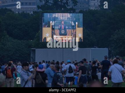 WASHINGTON, D.C. – 14 giugno 2025: La gente guarda un discorso del vicepresidente JD Vance in occasione di una celebrazione del 250° anniversario dell'esercito degli Stati Uniti. Foto Stock