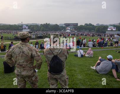WASHINGTON, D.C. – 14 giugno 2025: La gente guarda una celebrazione del 250° anniversario dell'esercito degli Stati Uniti. Foto Stock
