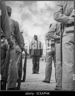 Foto propagandistica della seconda guerra mondiale di un plotone di "reclute di stivali" afroamericane ascoltate il loro istruttore di esercitazione [sergente Gilbert Hubert Johnson] il cui compito è di trasformarle in marine finite.', ca. 04/1943 Data circa aprile 1943 Foto Stock