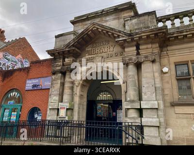 Ingresso alla Kings Heath Library Foto Stock