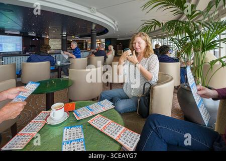 Passeggeri a bordo della nave da crociera Regent Seven Seas Mariner che gioca A BINGO, nell'Oceano Atlantico settentrionale Foto Stock
