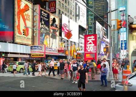 Grandi cartelloni su edifici lungo 7 Ave. a Times Square, New York, NY, STATI UNITI D'AMERICA Foto Stock