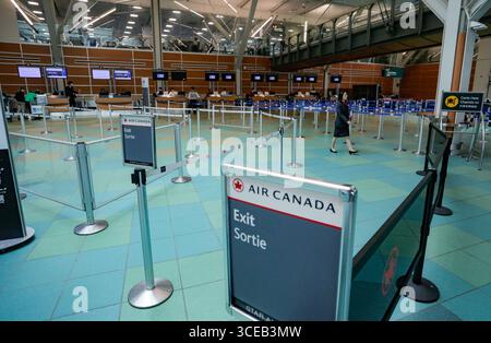 Richmond, Canada. 16 agosto 2025. Un'area di check-in Air Canada vuota è visibile all'Aeroporto Internazionale di Vancouver a Richmond, British Columbia, Canada, 16 agosto 2025. La più grande compagnia aerea canadese Air Canada ha dichiarato di aver sospeso tutte le operazioni di Air Canada e Air Canada Rouge a causa di uno sciopero dei suoi 10.000 assistenti di volo. Circa 130.000 clienti saranno colpiti ogni giorno che lo sciopero continua, ha detto la compagnia aerea. Crediti: Liang Sen/Xinhua/Alamy Live News Foto Stock