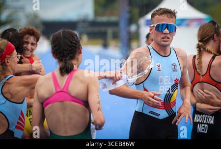 Chenghdu, Cina. 17 agosto 2025. Il belga Arnaud Dely supera il traguardo al duatlon misto ai Giochi del mondo 2025, a Chenghdu, in Cina, domenica 17 agosto 2025. Quest'anno, i Giochi mondiali si svolgono dal 7 al 17 agosto. BELGA PHOTO VIRGINIE LEFOUR credito: Belga News Agency/Alamy Live News Foto Stock