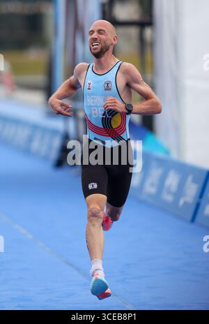 Chenghdu, Cina. 17 agosto 2025. Il belga Vincent Bierinckx supera il traguardo al duatlon misto ai Giochi mondiali 2025, a Chenghdu, in Cina, domenica 17 agosto 2025. Quest'anno, i Giochi mondiali si svolgono dal 7 al 17 agosto. BELGA PHOTO VIRGINIE LEFOUR credito: Belga News Agency/Alamy Live News Foto Stock
