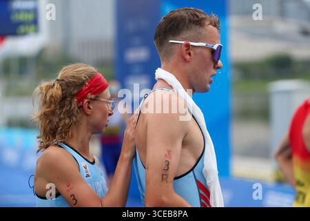 Chenghdu, Cina. 17 agosto 2025. Il belga Arnaud Dely e la belga Jeanne Dupont nella foto dopo l'evento di duatlon misto ai Giochi del mondo 2025, a Chenghdu, in Cina, domenica 17 agosto 2025. Quest'anno, i Giochi mondiali si svolgono dal 7 al 17 agosto. BELGA PHOTO VIRGINIE LEFOUR credito: Belga News Agency/Alamy Live News Foto Stock