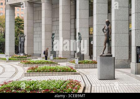 La scultura in outdoor plaza Tokyo Metropolitan Government Building, Nishishinjuku, Shinjuku, Tokyo, Honshu, Giappone Foto Stock