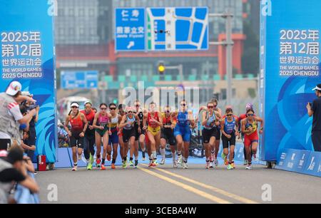Chenghdu, Cina. 17 agosto 2025. La belga Jeanne Dupont è stata fotografata all'inizio dell'evento di duatlon misto ai Giochi del mondo 2025, a Chenghdu, in Cina, domenica 17 agosto 2025. Quest'anno, i Giochi mondiali si svolgono dal 7 al 17 agosto. BELGA PHOTO VIRGINIE LEFOUR credito: Belga News Agency/Alamy Live News Foto Stock