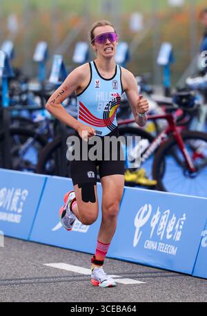 Chenghdu, Cina. 17 agosto 2025. La belga Eleonore Hiller è stata fotografata in azione durante l'evento di duatlon misto ai Giochi del mondo 2025, a Chenghdu, in Cina, domenica 17 agosto 2025. Quest'anno, i Giochi mondiali si svolgono dal 7 al 17 agosto. BELGA PHOTO VIRGINIE LEFOUR credito: Belga News Agency/Alamy Live News Foto Stock