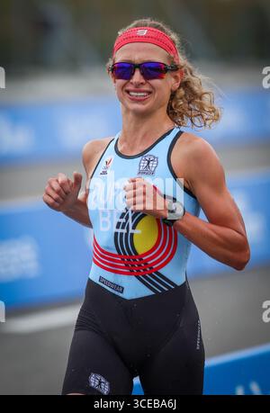 Chenghdu, Cina. 17 agosto 2025. La belga Jeanne Dupont è stata fotografata in azione durante l'evento di duatlon misto ai Giochi mondiali del 2025, a Chenghdu, in Cina, domenica 17 agosto 2025. Quest'anno, i Giochi mondiali si svolgono dal 7 al 17 agosto. BELGA PHOTO VIRGINIE LEFOUR credito: Belga News Agency/Alamy Live News Foto Stock