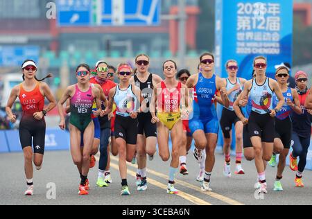 Chenghdu, Cina. 17 agosto 2025. La belga Jeanne Dupont è stata fotografata all'inizio dell'evento di duatlon misto ai Giochi del mondo 2025, a Chenghdu, in Cina, domenica 17 agosto 2025. Quest'anno, i Giochi mondiali si svolgono dal 7 al 17 agosto. BELGA PHOTO VIRGINIE LEFOUR credito: Belga News Agency/Alamy Live News Foto Stock