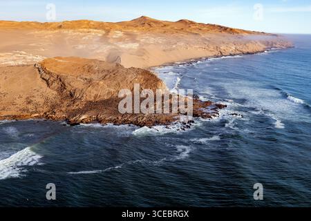 Spettacolare vista aerea della colonia di foche di Capo Fur (Arctocephalus pusillus) a Black Rock sulla costa di Skeleton della Namibia - deserto del Namib, Namib-Naukluft Nationa Foto Stock