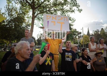 Tel Aviv, Israele. 17 agosto 2025. Gli israeliani protestano e bloccano le strade, come chiedono di porre fine alla guerra su Gaza e di liberare gli ostaggi. Crediti: ILIA YEFIMOVICH/dpa/Alamy Live News Foto Stock