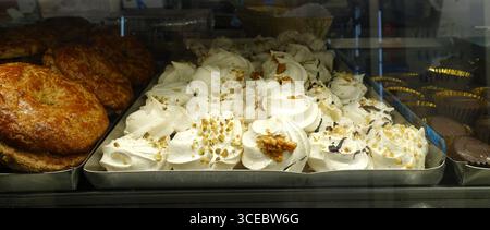Un vassoio di meringhe appena sfornate con briciole di nocciole. Foto Stock