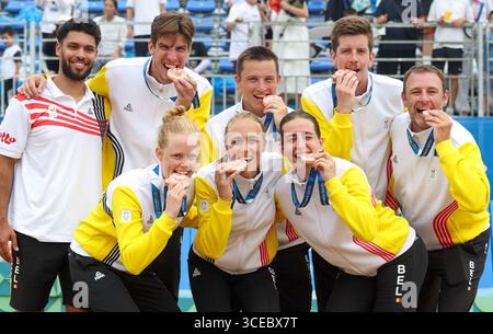 Chenghdu, Cina. 17 agosto 2025. La squadra belga di scorpioni festeggia dopo aver vinto la medaglia di bronzo all'evento Beach Korfball dei Giochi mondiali 2025, a Chenghdu, in Cina, domenica 17 agosto 2025. Quest'anno, i Giochi mondiali si svolgono dal 7 al 17 agosto. BELGA PHOTO VIRGINIE LEFOUR credito: Belga News Agency/Alamy Live News Foto Stock
