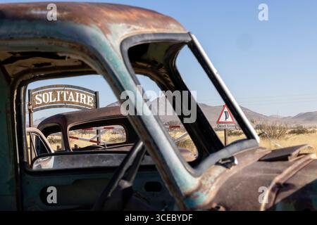 Auto abbandonate a Solitaire, regione di Khomas, Namibia, Africa Foto Stock