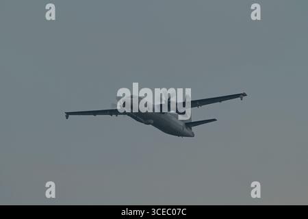 SINGAPORE - 9 AGOSTO 2025: Republic of Singapore Air Force, seriale 714 Fokker 50 del 121 Squadron che decolla per l'esposizione aerea NDP. Foto Stock