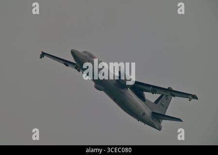 SINGAPORE - 9 AGOSTO 2025: Republic of Singapore Air Force, seriale 714 Fokker 50 del 121 Squadron che decolla per l'esposizione aerea NDP. Foto Stock