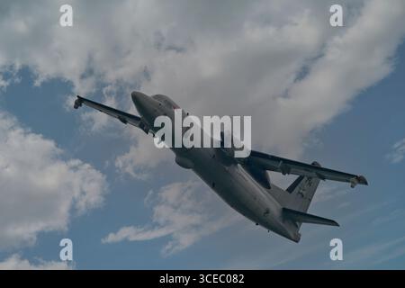 SINGAPORE - 9 AGOSTO 2025: Republic of Singapore Air Force, seriale 714 Fokker 50 del 121 Squadron che decolla per l'esposizione aerea NDP. Foto Stock