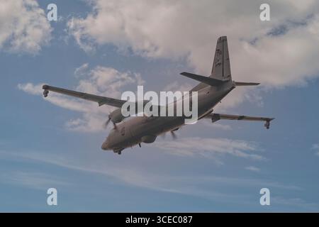 SINGAPORE - 9 AGOSTO 2025: Republic of Singapore Air Force, seriale 718 Fokker 50 del 121 Squadron che decolla per l'esposizione aerea NDP. Foto Stock