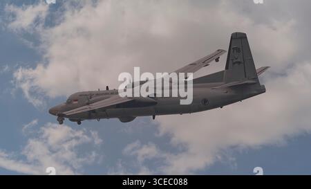 SINGAPORE - 9 AGOSTO 2025: Republic of Singapore Air Force, seriale 718 Fokker 50 del 121 Squadron che decolla per l'esposizione aerea NDP. Foto Stock