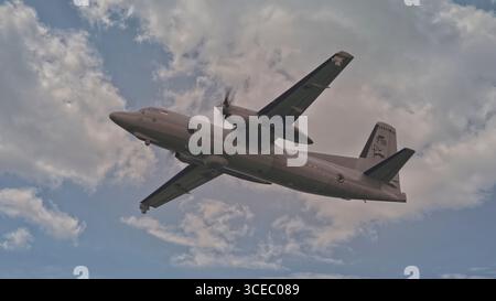 SINGAPORE - 9 AGOSTO 2025: Republic of Singapore Air Force, seriale 718 Fokker 50 del 121 Squadron che decolla per l'esposizione aerea NDP. Foto Stock