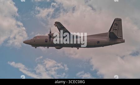 SINGAPORE - 9 AGOSTO 2025: Republic of Singapore Air Force, seriale 718 Fokker 50 del 121 Squadron che decolla per l'esposizione aerea NDP. Foto Stock